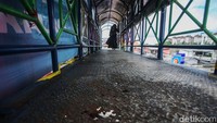 Lantai jembatan penyeberangan orang itu karatan.