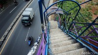 Atap JPO juga bolong, terutama di atas tangga.