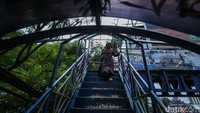 Kondisi JPO ini akan membahayakan penyeberang jalan.