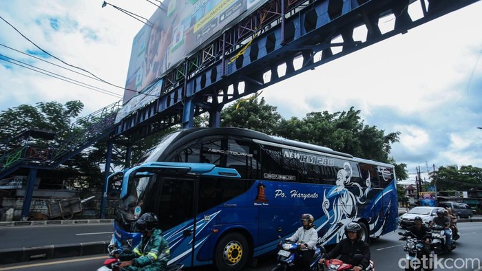 Ini JPO Dekat UIN Ciputat yang Viral Karena Rusak Jembatan penyeberangan orang yang berada di Juanda, Ciputat, Tangerang Selatan kondisi memprihatinkan. JPO di dekat UIN Syarif Hidayatullah itu rusak parah.