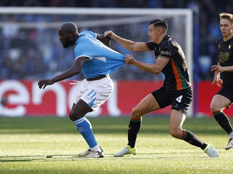 Foto: Momen Sengit Jay Idzes Vs Romelu Lukaku di Laga Napoli Vs Venezia