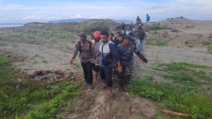 Jenazah Anif Miftahudin (38) warga, Cilacap, Jawa Tengah saat dievakuasi petugas