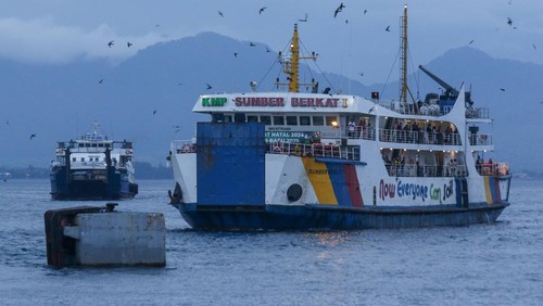 Sejumlah kendaraan antre memasuki kapal di Pelabuhan Ketapang, Banyuwangi, Jawa Timur, Senin (30/12/2024). Berdasarkan data posko ASDP Ketapang-Gilimanuk, pada periode H-7 hingga H+4 masa libur Natal dan Tahun Baru 2025 dari Bali menuju Jawa sebanyak 309.964 orang atau turun sebanyak 6 persen jika dibandingkan tahun sebelumnya, sedangkan dari Jawa menuju Bali sebanyak 320.183 orang atau turun 12 persen yang diprediksi penurunan tersebut akibat cuaca yang tidak menentu dan masa libur yang cukup panjang sehingga perjalanan masyarakat terpecah. ANTARA FOTO/Budi Candra Setya/rwa.