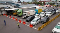 Penurunan tersebut akibat cuaca yang tidak menentu dan masa libur yang cukup panjang sehingga perjalanan masyarakat terpecah.  