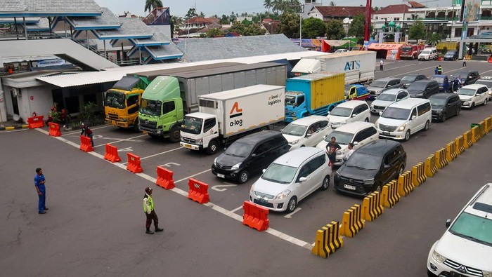 Jumlah penumpang di Pelabuhan Ketapang-Gilimanuk turun Sejumlah kendaraan antre memasuki kapal di Pelabuhan Ketapang, Banyuwangi, Jawa Timur, Senin (30/12/2024). Berdasarkan data posko ASDP Ketapang-Gilimanuk, pada periode H-7 hingga H+4 masa libur Natal dan Tahun Baru 2025 dari Bali menuju Jawa sebanyak 309.964 orang atau turun sebanyak 6 persen jika dibandingkan tahun sebelumnya, sedangkan dari Jawa menuju Bali sebanyak 320.183 orang atau turun 12 persen yang diprediksi penurunan tersebut akibat cuaca yang tidak menentu dan masa libur yang cukup panjang sehingga perjalanan masyarakat terpecah. ANTARA FOTO/Budi Candra Setya/rwa.