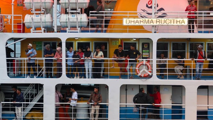 Sejumlah kendaraan antre memasuki kapal di Pelabuhan Ketapang, Banyuwangi, Jawa Timur, Senin (30/12/2024). Berdasarkan data posko ASDP Ketapang-Gilimanuk, pada periode H-7 hingga H+4 masa libur Natal dan Tahun Baru 2025 dari Bali menuju Jawa sebanyak 309.964 orang atau turun sebanyak 6 persen jika dibandingkan tahun sebelumnya, sedangkan dari Jawa menuju Bali sebanyak 320.183 orang atau turun 12 persen yang diprediksi penurunan tersebut akibat cuaca yang tidak menentu dan masa libur yang cukup panjang sehingga perjalanan masyarakat terpecah. ANTARA FOTO/Budi Candra Setya/rwa.