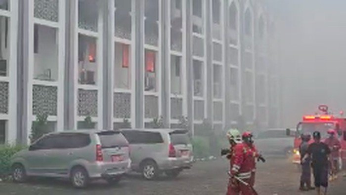 Kampus UIN Jakarta Kebakaran, Senin (30/12).