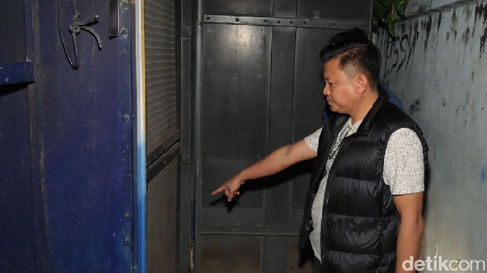 Kanit Reskrim Polsek Makasar Iptu Guwanan Amin di TKP remaja tersengat listrik.