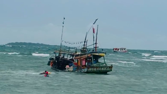 Kapal nelayan mengalami kebocoran saat menuju Pulau Lancang, Kepulauan Seribu. Para nelayan lalu dievakuasi petugas damkar, polisi, hingga dishub. (dok Damkar Jakut)