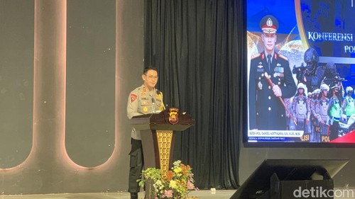 Kapolda Bali Irjen Daniel Adityajaya saat konferensi pers di Denpasar, Senin (30/12/2024). (Rizki Setyo/detikBali)