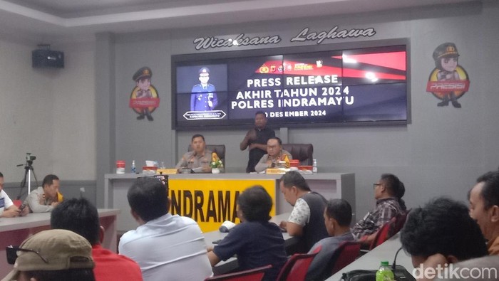 Kapolres Indramayu AKBP Ari Setyawan Wibowo menyampaikan rilis selama tahun 2024