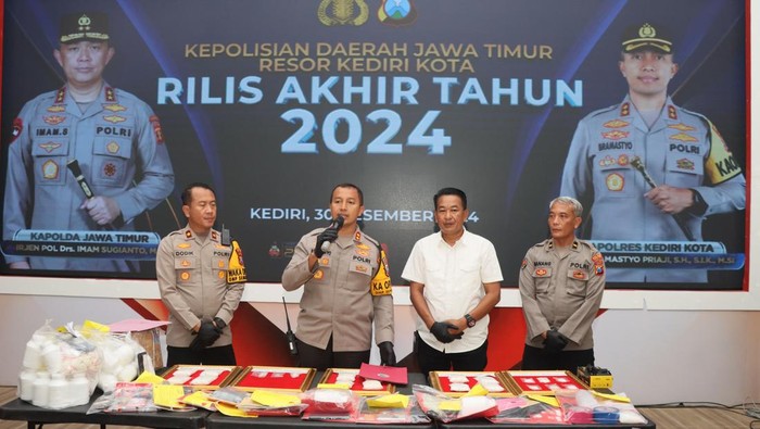 Kapolres Kediri Kota AKBP Bramastyo Priaji saat rilis akhir tahun 2024