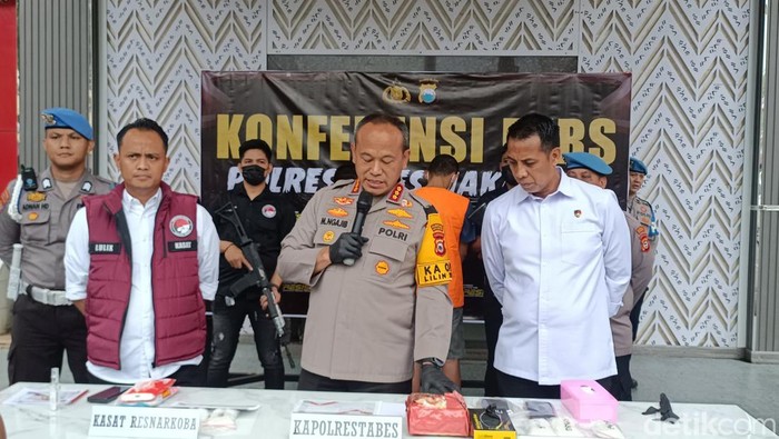 Kapolrestabes Makassar Kombes Mokhamad Ngajib saat rilis pengungkapan kasus narkoba jenis sabu.