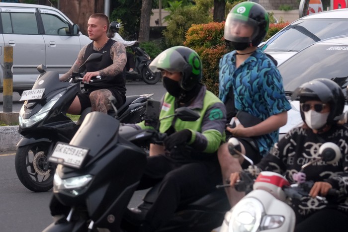 Warga negara asing (WNA) mengendarai sepeda motor tanpa menggunakan helm di kawasan Kuta, Badung, Bali, Senin (30/12/2024). Polda Bali mencatat selama tahun 2024 jumlah WNA yang terlibat sebagai pelaku tindak pidana umum sebanyak 133 orang, tindak pidana narkoba sebanyak 88 orang, tindak pidana khusus dan siber berjumlah lima orang serta kecelakaan lalu lintas yang melibatkan WNA sebanyak 142 orang. ANTARA FOTO/Nyoman Hendra Wibowo/nym.
