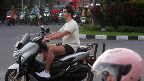 Warga negara asing (WNA) mengendarai sepeda motor tanpa menggunakan helm di kawasan Kuta, Badung, Bali, Senin (30/12/2024). Polda Bali mencatat selama tahun 2024 jumlah WNA yang terlibat sebagai pelaku tindak pidana umum sebanyak 133 orang, tindak pidana narkoba sebanyak 88 orang, tindak pidana khusus dan siber berjumlah lima orang serta kecelakaan lalu lintas yang melibatkan WNA sebanyak 142 orang. ANTARA FOTO/Nyoman Hendra Wibowo/nym.
