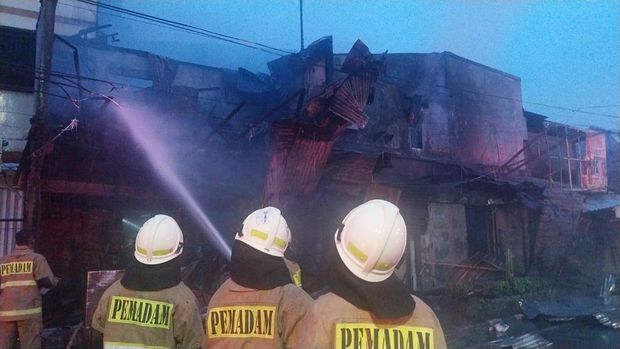 Kebakaran bangunan rumah tinggal di Senen, Jakpus, mengakibatkan 2 orang lanjut usia (lansia) tewas. Kebakaran diduga disebabkan korsleting listrik. (dok Damkar Jakpus)