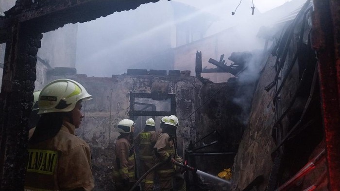 Kebakaran bangunan rumah tinggal di Senen, Jakpus, mengakibatkan 2 orang lanjut usia (lansia) tewas. Kebakaran diduga disebabkan korsleting listrik. (dok Damkar Jakpus)