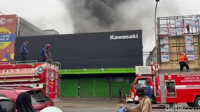 Kebakaran dealer motor di Jambi akibat korsleting kompresor.