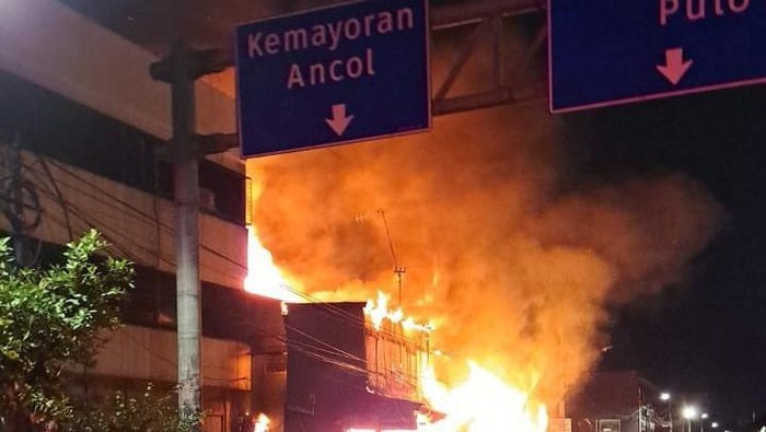 Kebakaran melanda rumah tinggal di Jalan Letjen Suprapto, Senen, Jakarta Pusat. Dua orang dilaporkan tewas terjebak. Foto: Dok. Damkar Jakarta