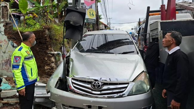 Kecelakaan mobil di Bogor