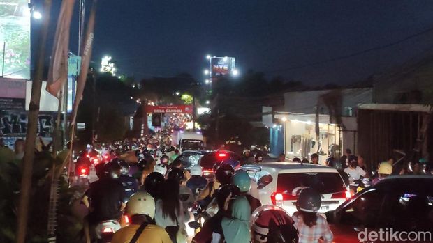 Potret kemacetan parah di Jalan Raya Canggu, Kuta Utara, Badung, Senin (30/12/2024). (Ahmad Firizqi Irwan/detikBali)