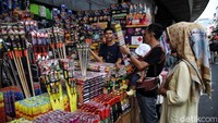 Kembang api yang dijual memiliki berbagai ukuran.