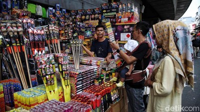 Pedagang Kembang Api Tahun Baru Mulai Diserbu Pembeli