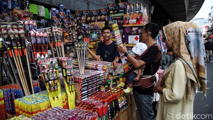Tahun baru tinggal dua hari lagi. Kembang api dan terompet pun mulai diserbu, seperti terlihat di kawasan Pasar Asemka, Jakarta Barat, Senin (30/12/2024).