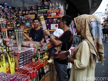 Pedagang Kembang Api Tahun Baru Mulai Diserbu Pembeli