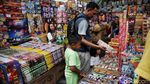 Pedagang Kembang Api Tahun Baru Mulai Diserbu Pembeli