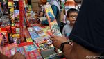 Pedagang Kembang Api Tahun Baru Mulai Diserbu Pembeli