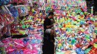 Selain kembang api, ada juga terompet yang dijual di pasar tersebut.