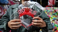 Bando tahun baru 2025 juga dijajakan di pasar tersebut.