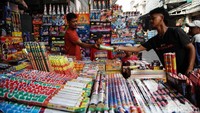 Warga mulai berburu kembang api di Pasar Asemka, Jakarta Barat.