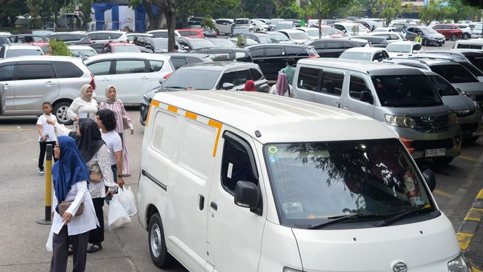 Sejumlah warga berjalan usai berbelanja di rest area 97 B di Kabupaten Purwakarta, Jawa Barat, Minggu (29/12/2024). Jasamarga menghimbau warga yang berhenti di rest area maksimal durasi 30 menit beristirahat pada libur Natal 2024 dan Tahun Baru 2025 untuk menghindari kepadatan kendaraan pemudik di lokasi itu. ANTARA FOTO/ Fakhri Hermansyah/YU