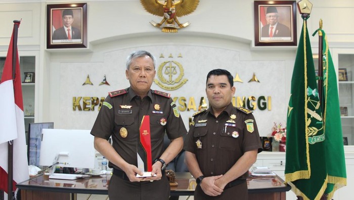 Kepala Kejati Sumut Idianto bersama Plh Asintel Kejati Sumut Yos A Tarigan