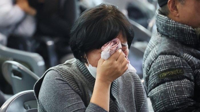 Kesedihan Keluarga Penumpang Jeju Air yang Kecelakaan di Korsel A relative of a passenger of the aircraft that crashed after it went off the runway reacts at Muan International Airport, in Muan, South Korea, December 30, 2024. REUTERS/Kim Hong-Ji