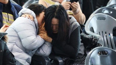 Kesedihan Keluarga Penumpang Jeju Air yang Kecelakaan di Korsel