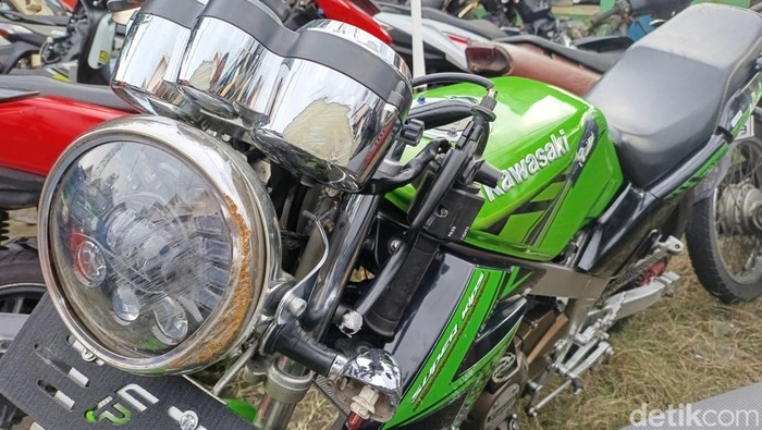 Kondisi Kawasaki Ninja F 6870 FO penyebab kecelakaan lalulintas di Ringroad Gamping yang saat ini diamankan di Pos Polisi Pelem Gurih Gamping, Sleman, Senin (30/12/2024).