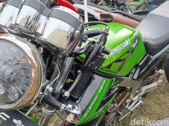 Kondisi Kawasaki Ninja F 6870 FO penyebab kecelakaan lalulintas di Ringroad Gamping yang saat ini diamankan di Pos Polisi Pelem Gurih Gamping, Sleman, Senin (30/12/2024).