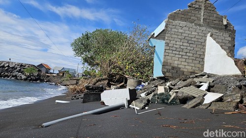 Kondisi kediaman warga di Pantai Monggalan yang diterjang gelombang pasang hingga mengakibatkan abrasi, Senin (30/12/2024). (Putu Krista/detikBali)