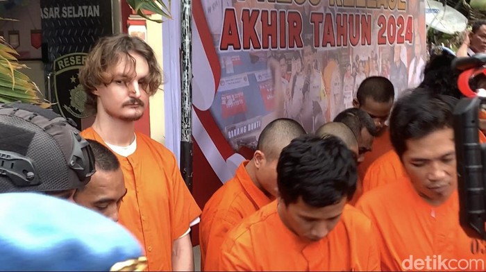 Konferensi pers akhir tahun oleh Polresta Denpasar sekaligus tiga pelaku baru curanmor di Polsek Denpasar Selatan, Senin (30/12/2024). (Rizki Setyo/detikBali)