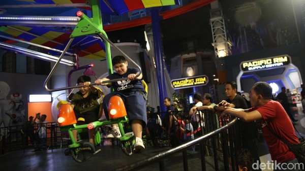 Libur Akhir Tahun 2024, Trans Studio Cibubur Ramai Pengunjung