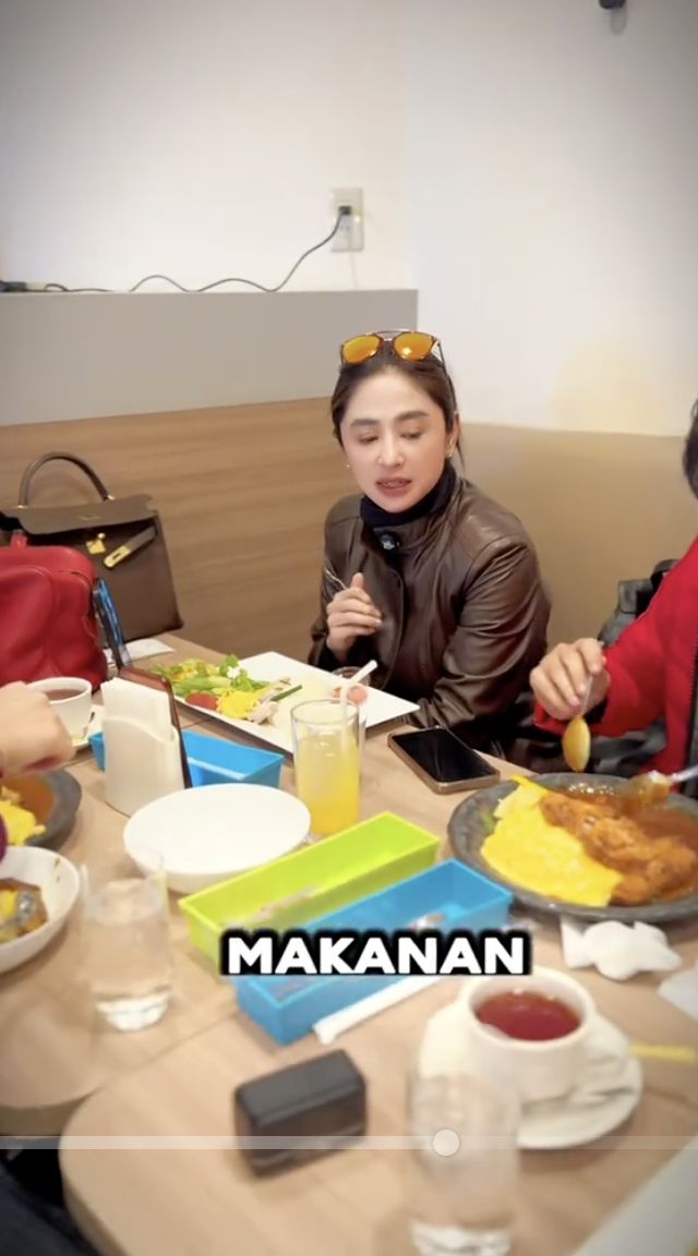 Liburan ke Jepang, Dewi Perssik Tetap Cari Makanan Halal