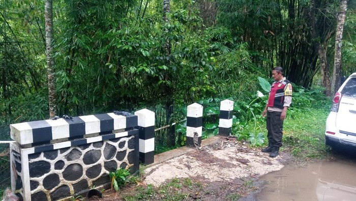 Lokasi jeep menabrak pembatas jembatan