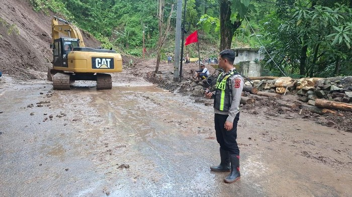Longsor di Jalan Nasional Bagbagan Sukabumi