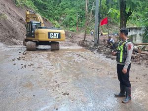 Jalan Nasional Bagbagan Sukabumi Kembali Tertutup Longsor