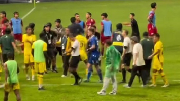 Manajer PSM Muhammad Nur Fajri nyaris dipukul pemain Barito Putera Rizky Pora.