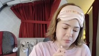 Ibu 3 anak ini sering membagikan unggahan-unggahan inspiratif di Instagram. Tentunya dibarengi konten menarik, seperti ketika ia makan di pesawat kelas bisnis ini. Foto: Instagram mayaseptha7