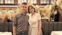 Istri Krisna Sidarta ini sering membagikan potret manis makan bersama. Salah satunya ketika mereka makan malam di resto berdekorasi cantik ini. Foto: Instagram mayaseptha7
